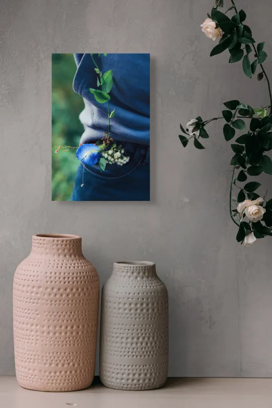 Tablou Canvas, "Floare albastră la brâu de blugi", Flori, Albastru, Blugi, Frunze, Natură, Eșarfă, Tandrețe, Casual, Verde, Detaliu, 26 x 39 cm – poza 6