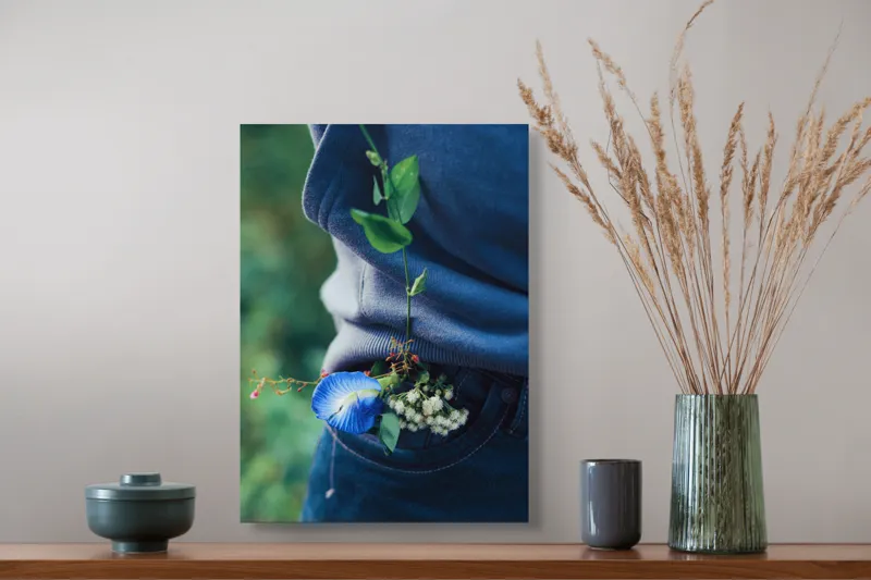Tablou Canvas, "Floare albastră la brâu de blugi", Flori, Albastru, Blugi, Frunze, Natură, Eșarfă, Tandrețe, Casual, Verde, Detaliu, 39 x 54 cm – poza 3