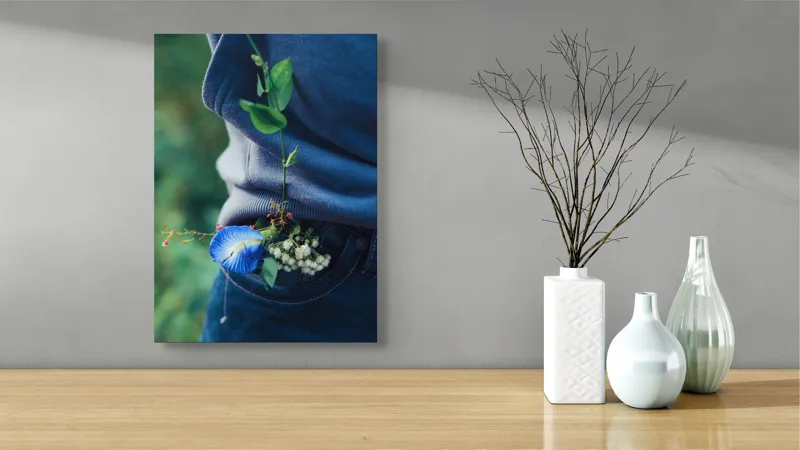 Tablou Canvas, "Floare albastră la brâu de blugi", Flori, Albastru, Blugi, Frunze, Natură, Eșarfă, Tandrețe, Casual, Verde, Detaliu, 39 x 54 cm – poza 4