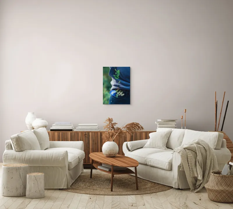 Tablou Canvas, "Floare albastră la brâu de blugi", Flori, Albastru, Blugi, Frunze, Natură, Eșarfă, Tandrețe, Casual, Verde, Detaliu, 39 x 54 cm – poza 5