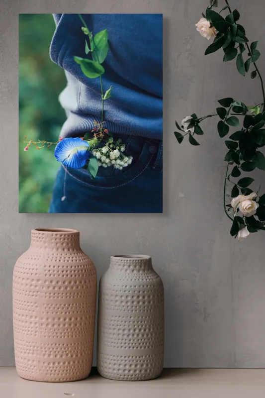 Tablou Canvas, "Floare albastră la brâu de blugi", Flori, Albastru, Blugi, Frunze, Natură, Eșarfă, Tandrețe, Casual, Verde, Detaliu, 39 x 54 cm – poza 6
