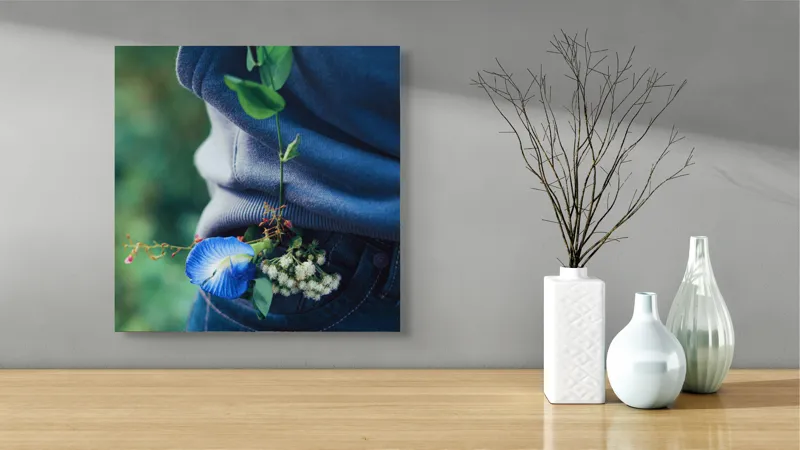 Tablou Canvas, "Floare albastră la brâu de blugi", Flori, Albastru, Blugi, Frunze, Natură, Eșarfă, Tandrețe, Casual, Verde, Detaliu, 50 x 50 cm – poza 3