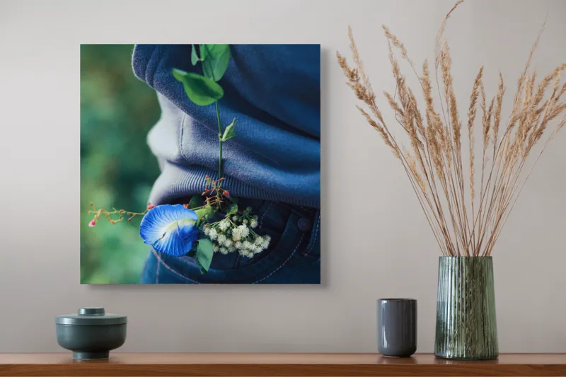 Tablou Canvas, "Floare albastră la brâu de blugi", Flori, Albastru, Blugi, Frunze, Natură, Eșarfă, Tandrețe, Casual, Verde, Detaliu, 50 x 50 cm – poza 4
