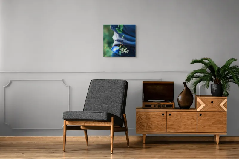 Tablou Canvas, "Floare albastră la brâu de blugi", Flori, Albastru, Blugi, Frunze, Natură, Eșarfă, Tandrețe, Casual, Verde, Detaliu, 50 x 50 cm – poza 6