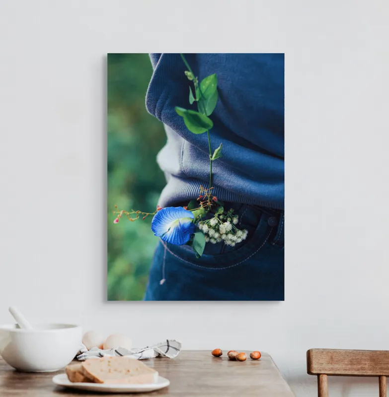 Tablou Canvas, "Floare albastră la brâu de blugi", Flori, Albastru, Blugi, Frunze, Natură, Eșarfă, Tandrețe, Casual, Verde, Detaliu, 50 x 70 cm – poza 3