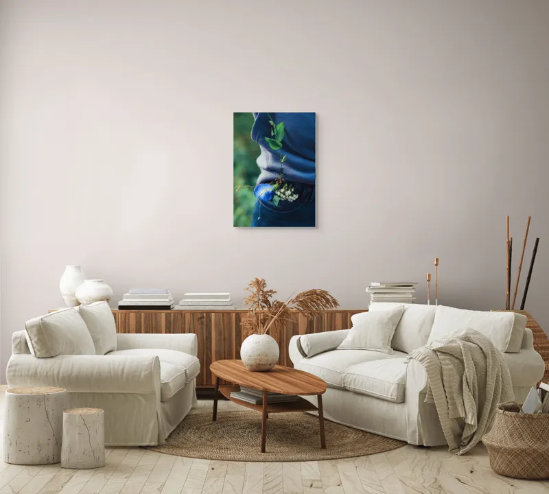 Tablou Canvas, "Floare albastră la brâu de blugi", Flori, Albastru, Blugi, Frunze, Natură, Eșarfă, Tandrețe, Casual, Verde, Detaliu, 50 x 70 cm – poza 4