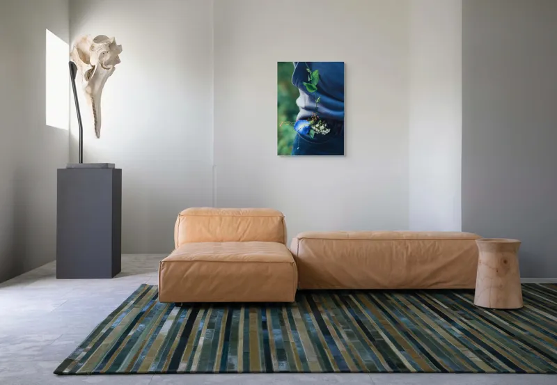 Tablou Canvas, "Floare albastră la brâu de blugi", Flori, Albastru, Blugi, Frunze, Natură, Eșarfă, Tandrețe, Casual, Verde, Detaliu, 50 x 70 cm – poza 7