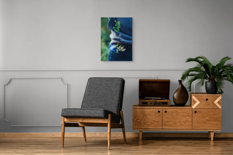 Tablou Canvas, "Floare albastră la brâu de blugi", Flori, Albastru, Blugi, Frunze, Natură, Eșarfă, Tandrețe, Casual, Verde, Detaliu, 50 x 70 cm – poza 8