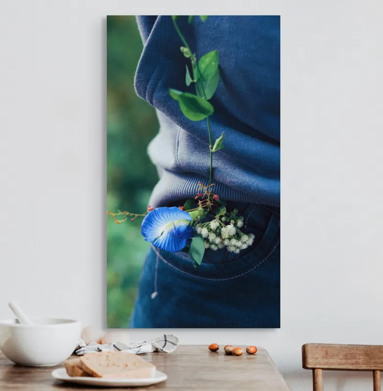 Tablou Canvas, "Floare albastră la brâu de blugi", Flori, Albastru, Blugi, Frunze, Natură, Eșarfă, Tandrețe, Casual, Verde, Detaliu, 50 x 90 cm – poza 3