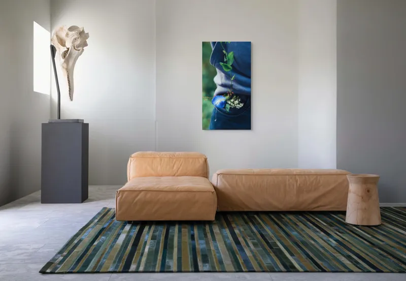 Tablou Canvas, "Floare albastră la brâu de blugi", Flori, Albastru, Blugi, Frunze, Natură, Eșarfă, Tandrețe, Casual, Verde, Detaliu, 50 x 90 cm – poza 5