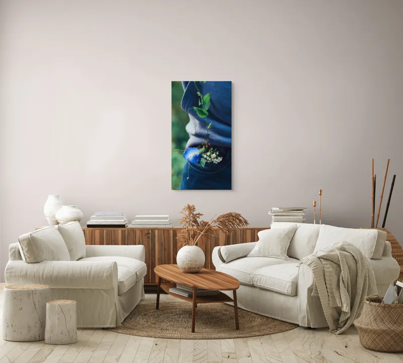 Tablou Canvas, "Floare albastră la brâu de blugi", Flori, Albastru, Blugi, Frunze, Natură, Eșarfă, Tandrețe, Casual, Verde, Detaliu, 50 x 90 cm – poza 7