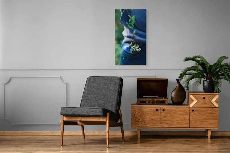 Tablou Canvas, "Floare albastră la brâu de blugi", Flori, Albastru, Blugi, Frunze, Natură, Eșarfă, Tandrețe, Casual, Verde, Detaliu, 50 x 90 cm – poza 8