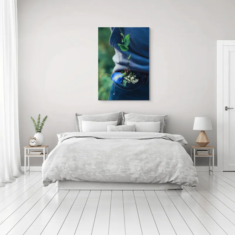 Tablou Canvas, "Floare albastră la brâu de blugi", Flori, Albastru, Blugi, Frunze, Natură, Eșarfă, Tandrețe, Casual, Verde, Detaliu, 70 x 100 cm – poza 3