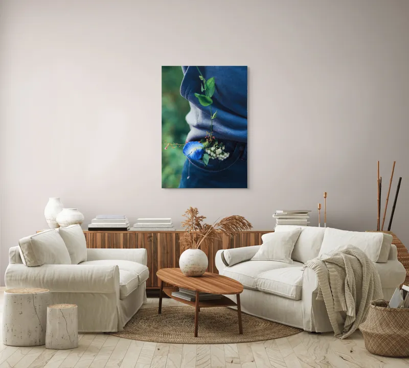 Tablou Canvas, "Floare albastră la brâu de blugi", Flori, Albastru, Blugi, Frunze, Natură, Eșarfă, Tandrețe, Casual, Verde, Detaliu, 70 x 100 cm – poza 4