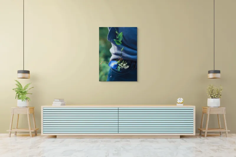 Tablou Canvas, "Floare albastră la brâu de blugi", Flori, Albastru, Blugi, Frunze, Natură, Eșarfă, Tandrețe, Casual, Verde, Detaliu, 70 x 100 cm – poza 5