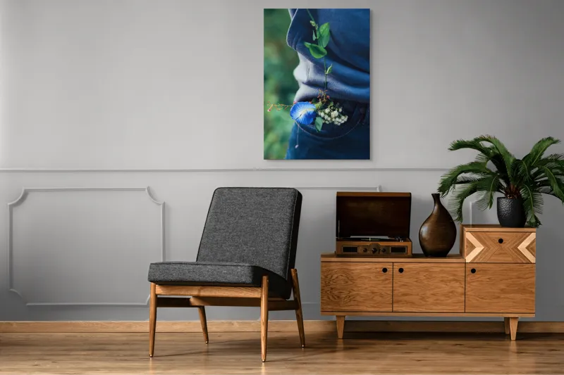 Tablou Canvas, "Floare albastră la brâu de blugi", Flori, Albastru, Blugi, Frunze, Natură, Eșarfă, Tandrețe, Casual, Verde, Detaliu, 70 x 100 cm – poza 6