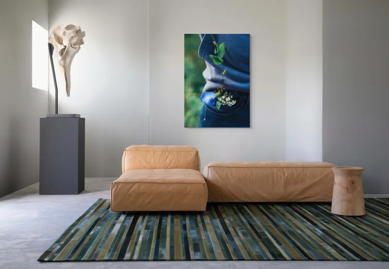 Tablou Canvas, "Floare albastră la brâu de blugi", Flori, Albastru, Blugi, Frunze, Natură, Eșarfă, Tandrețe, Casual, Verde, Detaliu, 70 x 100 cm – poza 7