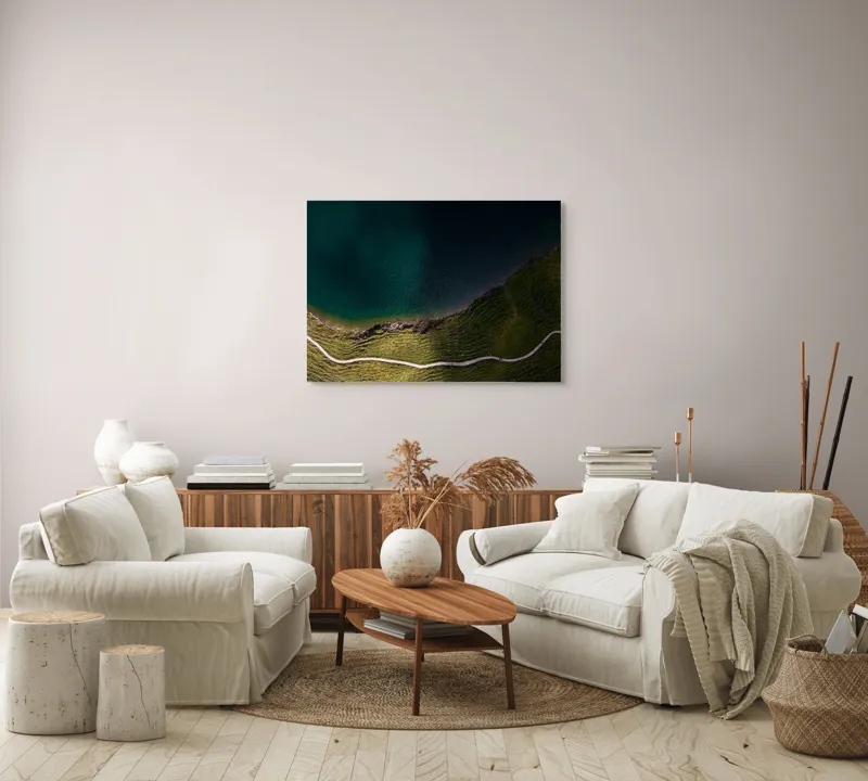 Tablou Canvas, "Drumul șerpuitor lângă lacul albastru", Peisaj, Contrast, Apă, Mal, Traseu, Verdeață, Natură, Linie, Perspectivă, Frumusețe, 100 x 70 cm – poza 3