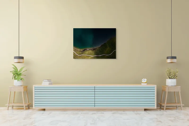 Tablou Canvas, "Drumul șerpuitor lângă lacul albastru", Peisaj, Contrast, Apă, Mal, Traseu, Verdeață, Natură, Linie, Perspectivă, Frumusețe, 100 x 70 cm – poza 4