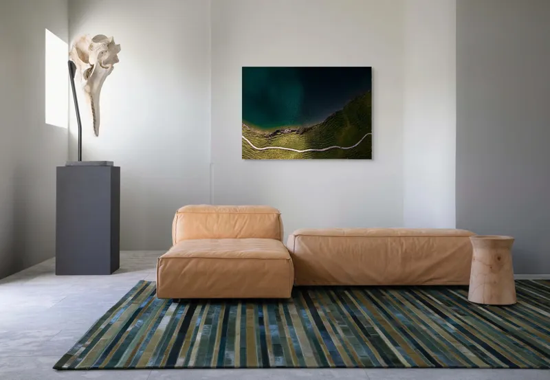 Tablou Canvas, "Drumul șerpuitor lângă lacul albastru", Peisaj, Contrast, Apă, Mal, Traseu, Verdeață, Natură, Linie, Perspectivă, Frumusețe, 100 x 70 cm – poza 7