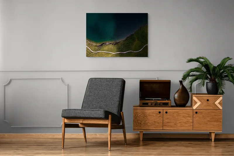 Tablou Canvas, "Drumul șerpuitor lângă lacul albastru", Peisaj, Contrast, Apă, Mal, Traseu, Verdeață, Natură, Linie, Perspectivă, Frumusețe, 100 x 70 cm – poza 8