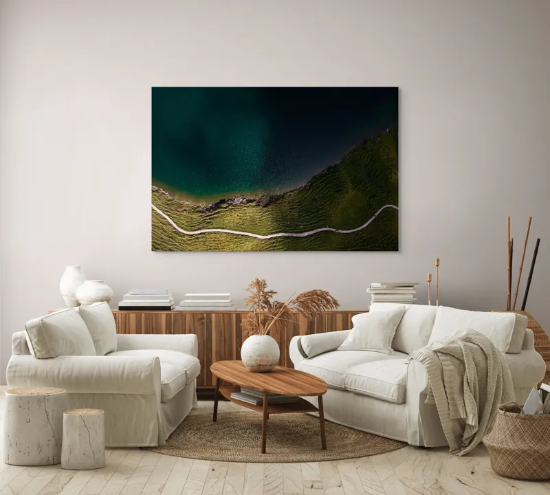 Tablou Canvas, "Drumul șerpuitor lângă lacul albastru", Peisaj, Contrast, Apă, Mal, Traseu, Verdeață, Natură, Linie, Perspectivă, Frumusețe, 150 x 100 cm – poza 3