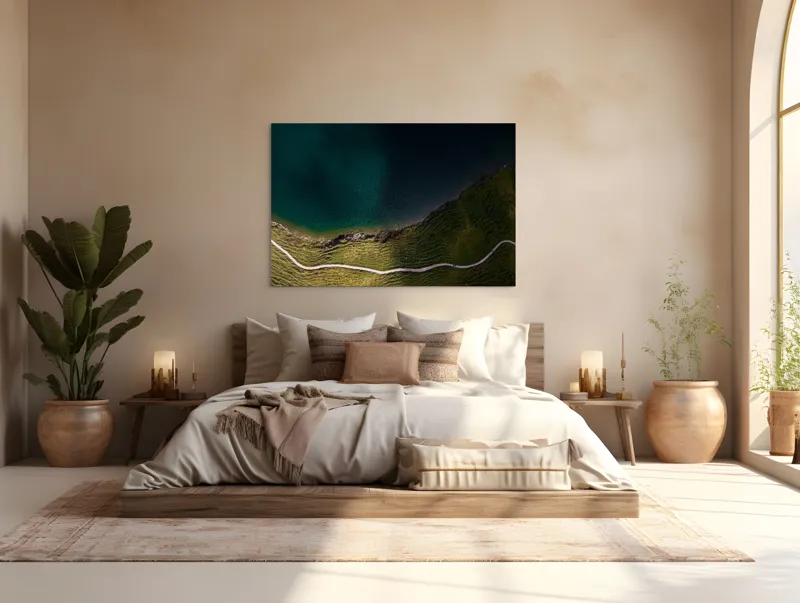 Tablou Canvas, "Drumul șerpuitor lângă lacul albastru", Peisaj, Contrast, Apă, Mal, Traseu, Verdeață, Natură, Linie, Perspectivă, Frumusețe, 150 x 100 cm – poza 4