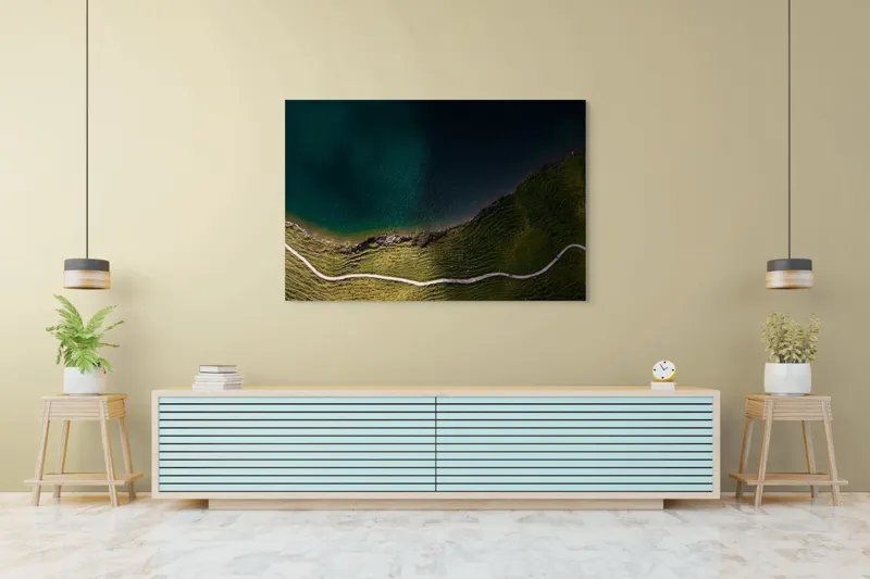 Tablou Canvas, "Drumul șerpuitor lângă lacul albastru", Peisaj, Contrast, Apă, Mal, Traseu, Verdeață, Natură, Linie, Perspectivă, Frumusețe, 150 x 100 cm – poza 6