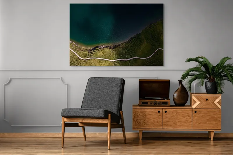 Tablou Canvas, "Drumul șerpuitor lângă lacul albastru", Peisaj, Contrast, Apă, Mal, Traseu, Verdeață, Natură, Linie, Perspectivă, Frumusețe, 150 x 100 cm – poza 8