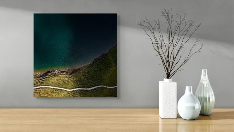 Tablou Canvas, "Drumul șerpuitor lângă lacul albastru", Peisaj, Contrast, Apă, Mal, Traseu, Verdeață, Natură, Linie, Perspectivă, Frumusețe, 50 x 50 cm – poza 3