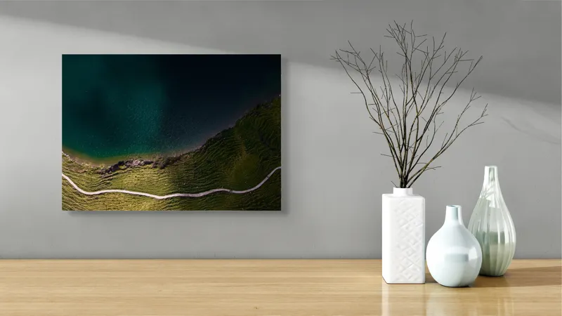Tablou Canvas, "Drumul șerpuitor lângă lacul albastru", Peisaj, Contrast, Apă, Mal, Traseu, Verdeață, Natură, Linie, Perspectivă, Frumusețe, 54 x 39 cm – poza 3