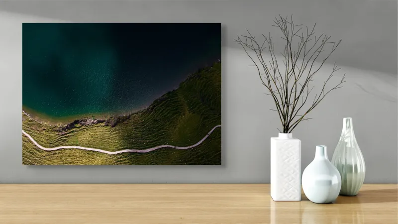 Tablou Canvas, "Drumul șerpuitor lângă lacul albastru", Peisaj, Contrast, Apă, Mal, Traseu, Verdeață, Natură, Linie, Perspectivă, Frumusețe, 70 x 50 cm – poza 3