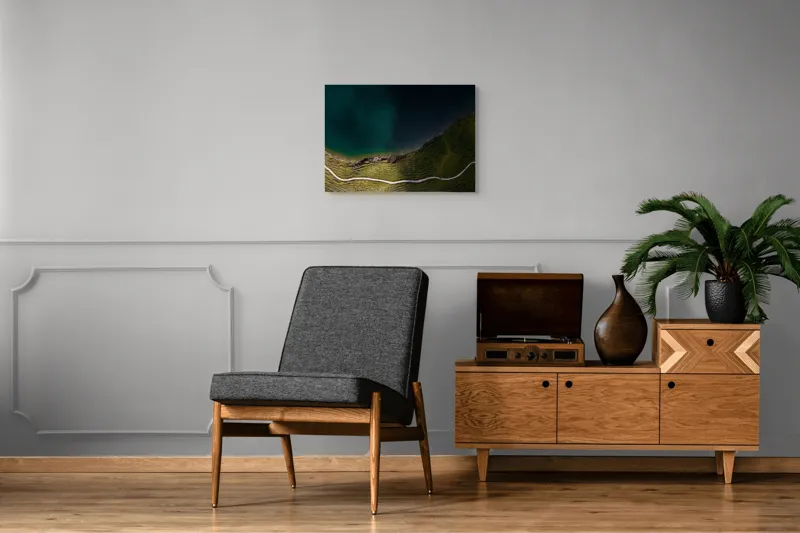 Tablou Canvas, "Drumul șerpuitor lângă lacul albastru", Peisaj, Contrast, Apă, Mal, Traseu, Verdeață, Natură, Linie, Perspectivă, Frumusețe, 70 x 50 cm – poza 4
