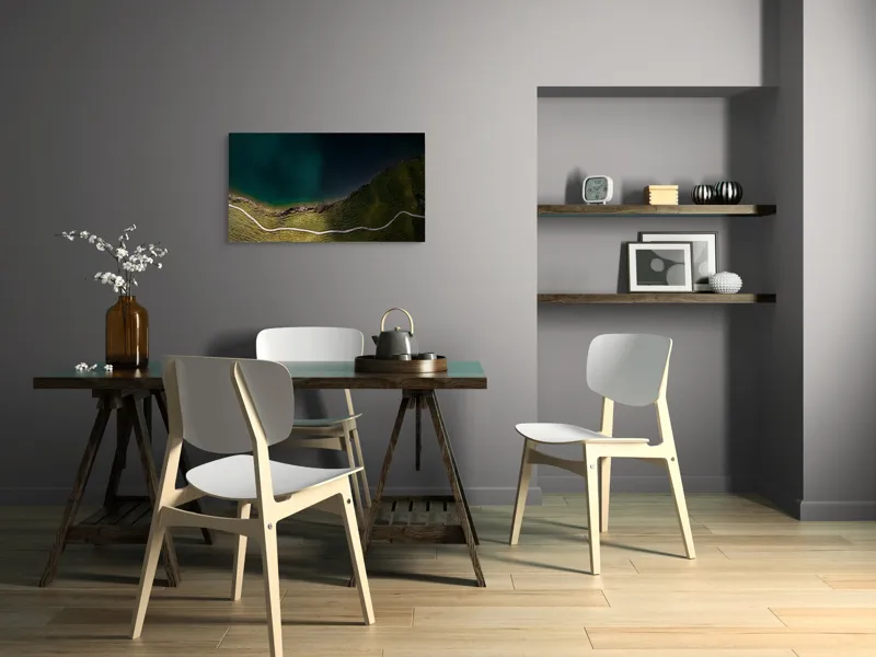 Tablou Canvas, "Drumul șerpuitor lângă lacul albastru", Peisaj, Contrast, Apă, Mal, Traseu, Verdeață, Natură, Linie, Perspectivă, Frumusețe, 90 x 50 cm – poza 3