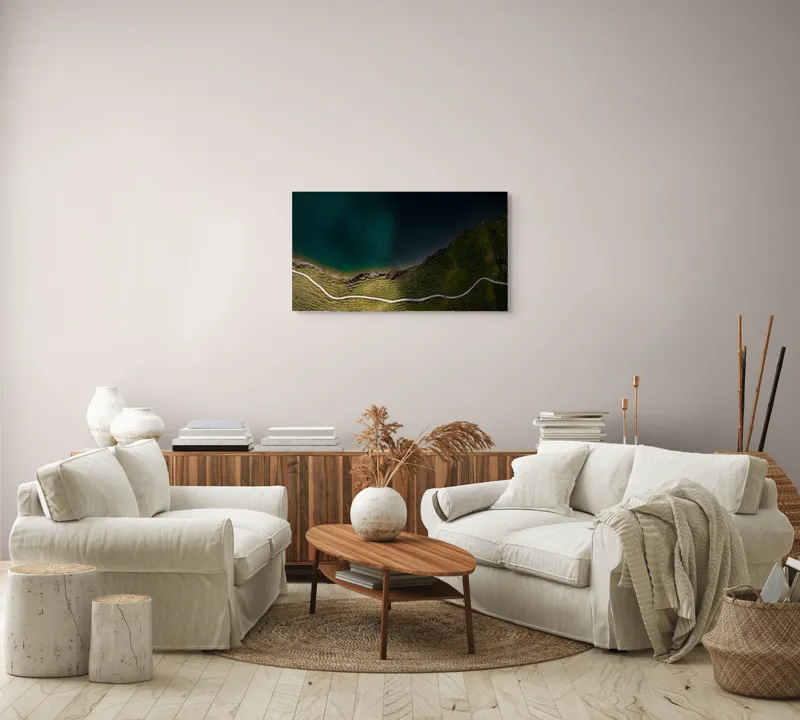 Tablou Canvas, "Drumul șerpuitor lângă lacul albastru", Peisaj, Contrast, Apă, Mal, Traseu, Verdeață, Natură, Linie, Perspectivă, Frumusețe, 90 x 50 cm – poza 4