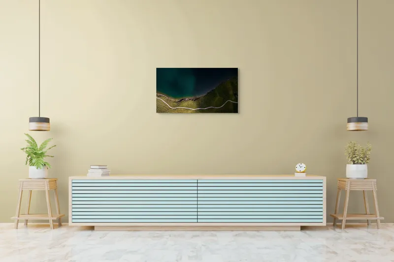 Tablou Canvas, "Drumul șerpuitor lângă lacul albastru", Peisaj, Contrast, Apă, Mal, Traseu, Verdeață, Natură, Linie, Perspectivă, Frumusețe, 90 x 50 cm – poza 5