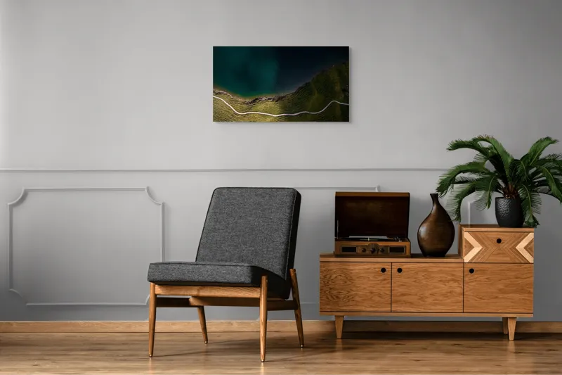 Tablou Canvas, "Drumul șerpuitor lângă lacul albastru", Peisaj, Contrast, Apă, Mal, Traseu, Verdeață, Natură, Linie, Perspectivă, Frumusețe, 90 x 50 cm – poza 6