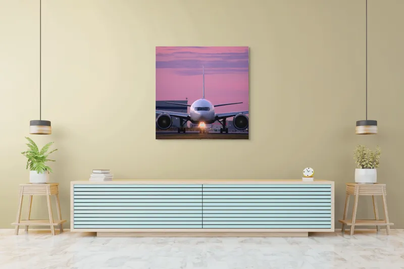 Tablou Canvas, "Avion pregătit de decolare la apus", Avion, Răsărit, Cer, Pista, Zbor, Călătorie, Aripi, Horizont, Nori, Lumini, 100 x 100 cm – poza 5
