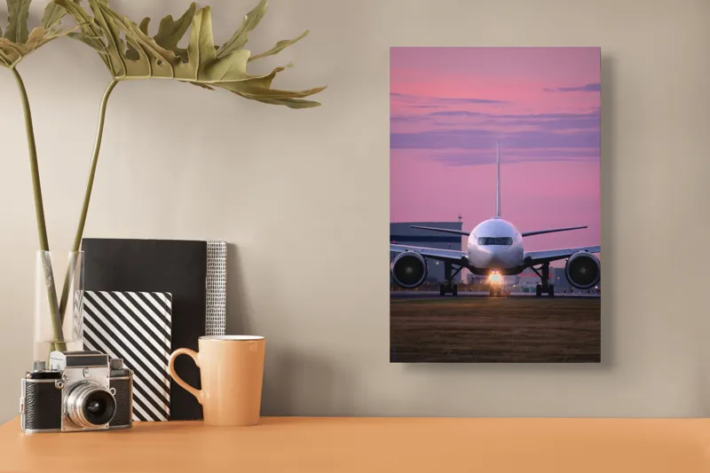 Tablou Canvas, "Avion pregătit de decolare la apus", Avion, Răsărit, Cer, Pista, Zbor, Călătorie, Aripi, Horizont, Nori, Lumini, 26 x 39 cm – poza 3