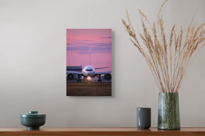Tablou Canvas, "Avion pregătit de decolare la apus", Avion, Răsărit, Cer, Pista, Zbor, Călătorie, Aripi, Horizont, Nori, Lumini, 26 x 39 cm – poza 5