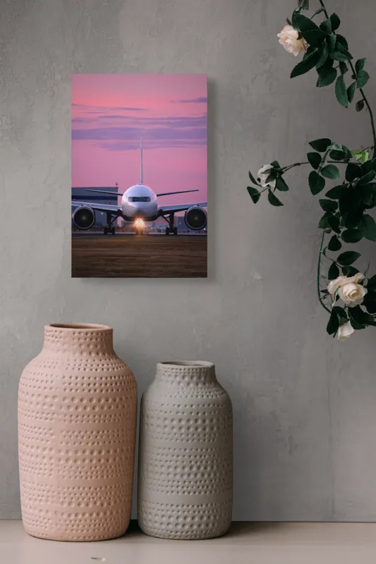 Tablou Canvas, "Avion pregătit de decolare la apus", Avion, Răsărit, Cer, Pista, Zbor, Călătorie, Aripi, Horizont, Nori, Lumini, 26 x 39 cm – poza 6
