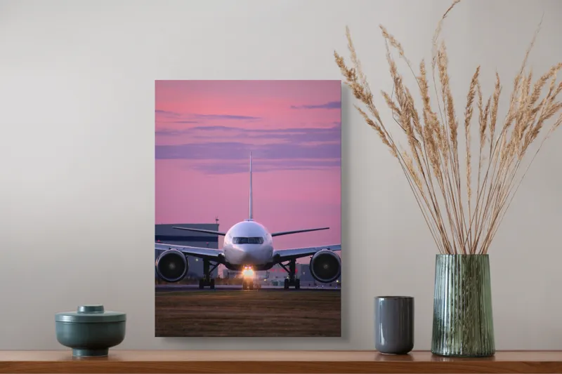 Tablou Canvas, "Avion pregătit de decolare la apus", Avion, Răsărit, Cer, Pista, Zbor, Călătorie, Aripi, Horizont, Nori, Lumini, 39 x 54 cm – poza 3