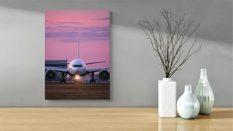Tablou Canvas, "Avion pregătit de decolare la apus", Avion, Răsărit, Cer, Pista, Zbor, Călătorie, Aripi, Horizont, Nori, Lumini, 39 x 54 cm – poza 4