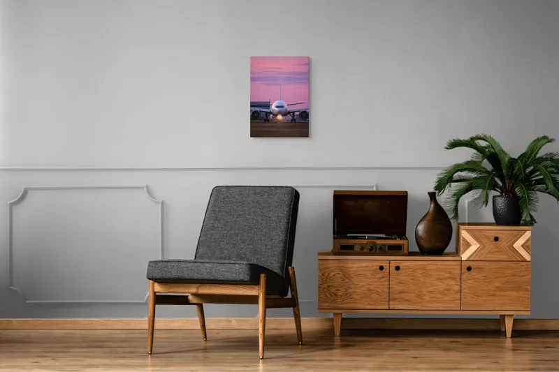 Tablou Canvas, "Avion pregătit de decolare la apus", Avion, Răsărit, Cer, Pista, Zbor, Călătorie, Aripi, Horizont, Nori, Lumini, 39 x 54 cm – poza 8