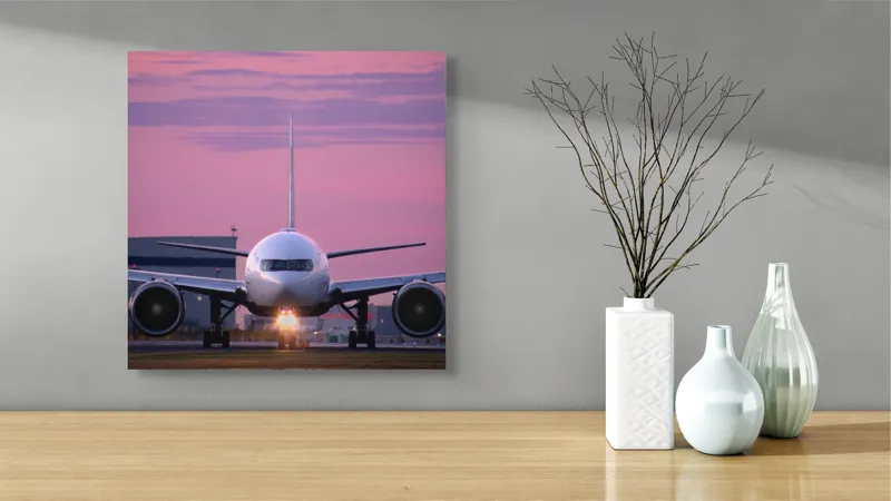 Tablou Canvas, "Avion pregătit de decolare la apus", Avion, Răsărit, Cer, Pista, Zbor, Călătorie, Aripi, Horizont, Nori, Lumini, 50 x 50 cm – poza 3