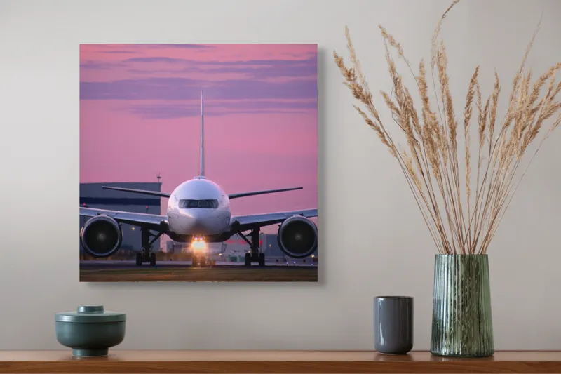 Tablou Canvas, "Avion pregătit de decolare la apus", Avion, Răsărit, Cer, Pista, Zbor, Călătorie, Aripi, Horizont, Nori, Lumini, 50 x 50 cm – poza 4