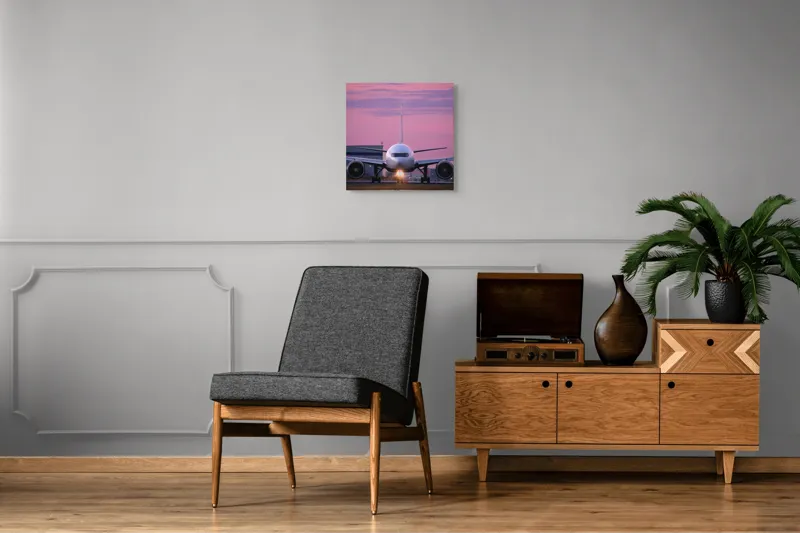 Tablou Canvas, "Avion pregătit de decolare la apus", Avion, Răsărit, Cer, Pista, Zbor, Călătorie, Aripi, Horizont, Nori, Lumini, 50 x 50 cm – poza 6