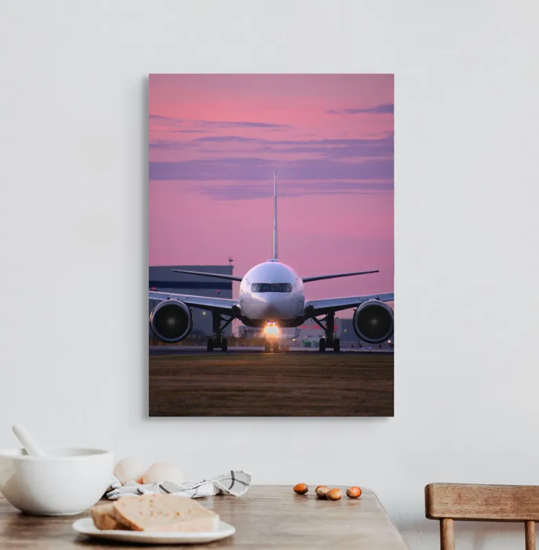 Tablou Canvas, "Avion pregătit de decolare la apus", Avion, Răsărit, Cer, Pista, Zbor, Călătorie, Aripi, Horizont, Nori, Lumini, 50 x 70 cm – poza 3
