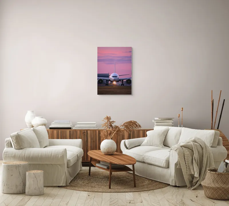 Tablou Canvas, "Avion pregătit de decolare la apus", Avion, Răsărit, Cer, Pista, Zbor, Călătorie, Aripi, Horizont, Nori, Lumini, 50 x 70 cm – poza 4