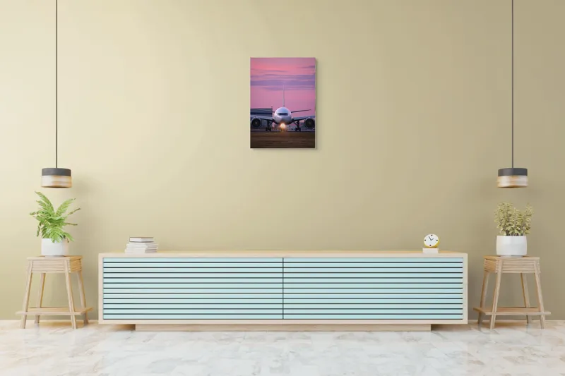 Tablou Canvas, "Avion pregătit de decolare la apus", Avion, Răsărit, Cer, Pista, Zbor, Călătorie, Aripi, Horizont, Nori, Lumini, 50 x 70 cm – poza 6
